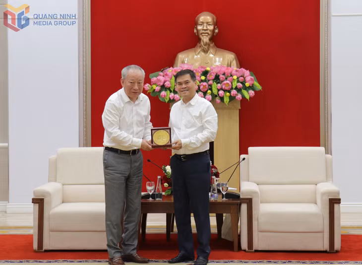 广宁省省人民委员会主席裴文康会见了太平洋建设集团创始人严介和先生