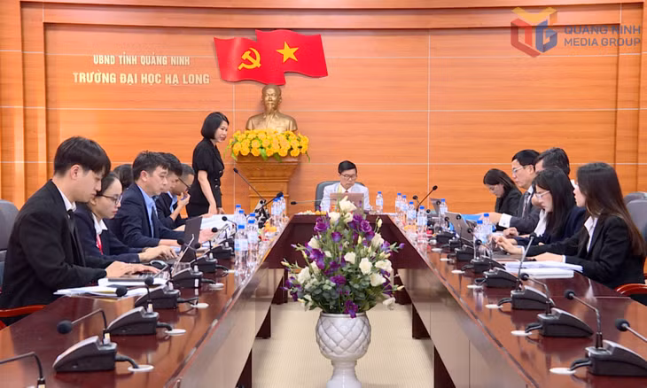 下龙大学副校长黄氏秋江在经济法学士培养方案审定会上发表讲话。