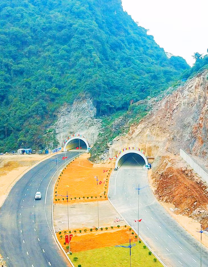 下龙-锦铺沿海路线上的穿山隧隧道。