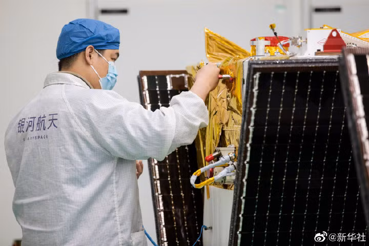 中国首次实现低轨宽带卫星批产 ảnh 1
