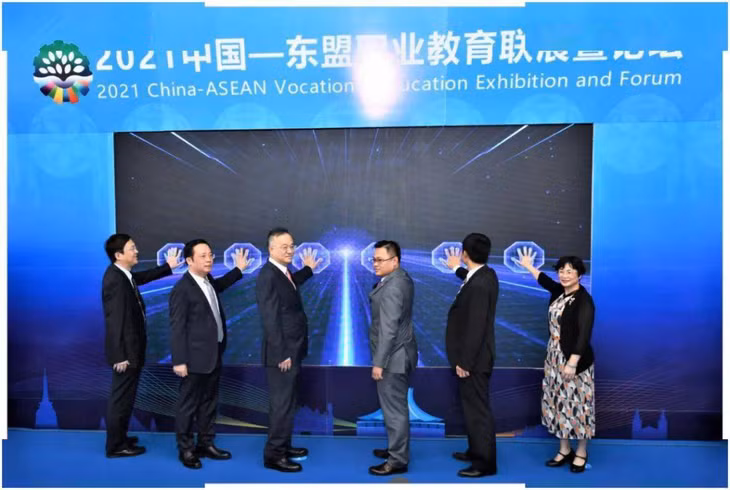 2021中国—东盟职业教育联展暨论坛“留学广西”网站启动仪式。