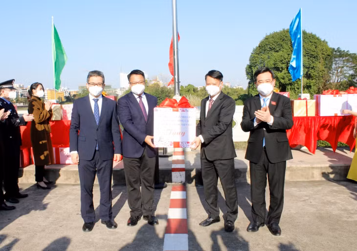 越南芒街市委向中国东兴市委赠送礼物。 Thành ủy - UBND TP Móng Cái (Việt Nam) và Thành ủy - Chính quyền TP Đông Hưng (Trung Quốc) cùng trao quà lưu niệm.