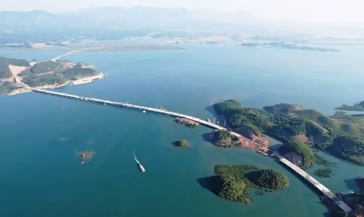 云屯—芒街高速公路正式通车运行。