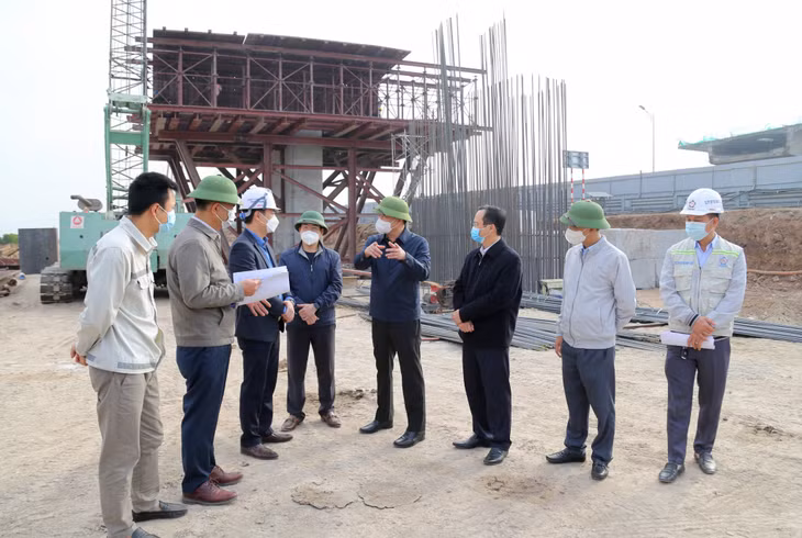 广宁省委常务副书记吴黄银莅临连接下龙-海防高速公路和338号省路道路项目指导检查工作。