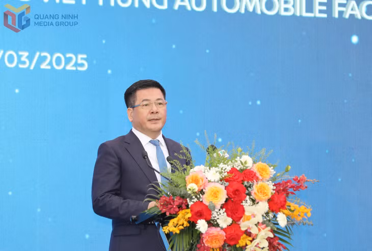 越共中央委员、工贸部部长阮鸿延在仪式上发表讲话。