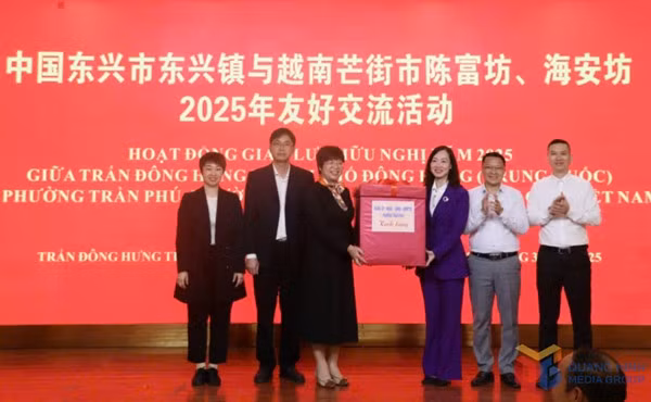 越南芒街市陈富坊向中国东兴市同兴镇赠送纪念品。