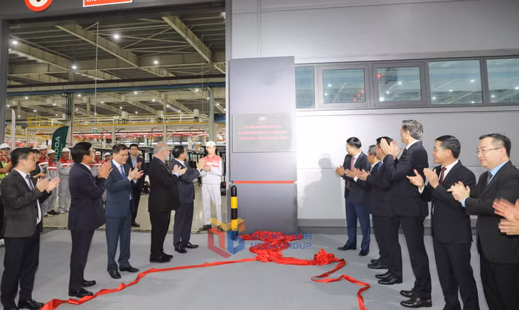代表们举行庆祝第十四届广宁省党部代表大会的工程项目挂牌仪式。