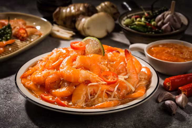 用虾和辣椒制作的顺化酸虾酱酸辣味十足。 Mắm tôm chua Huế được làm từ tôm và ớt với vị cay nồng, chua đặc trưng.