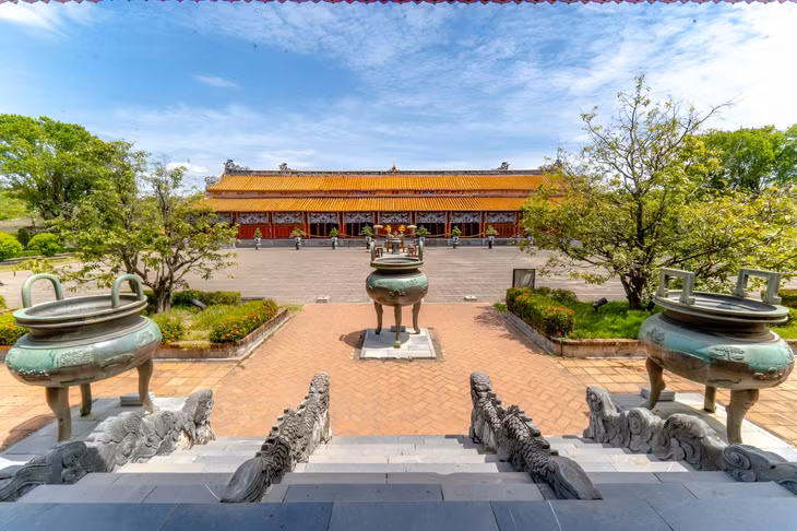 越南顺化九鼎由明命皇帝于1835年下令铸造，并于1837年完工 Cửu đỉnh - Hoàng cung Huế do vua Minh Mạng ra lệnh đúc vào năm 1835 và hoàn thành vào năm 1837.