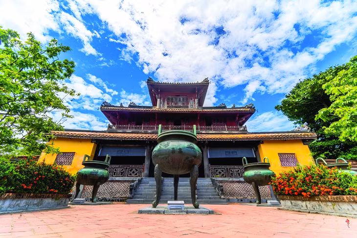 顺化九鼎正式入选《世界记忆亚太地区名录》是越南,尤其是顺化省的骄傲。 Cửu đỉnh - Hoàng cung Huế được vinh danh là niềm tự hào của Việt Nam và của tỉnh Thừa Thiên-Huế nói riêng.