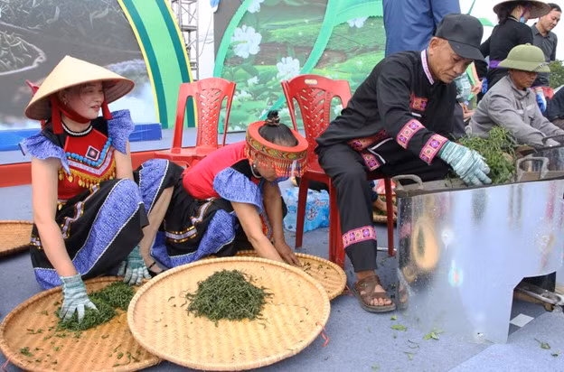 手工泡茶比赛中，从生火、炒茶、泡茶……每一个步骤都由参赛队伍纯手工完成。