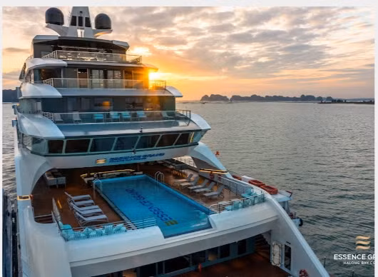 拜子龙湾上的2号Essence Grand Halong Bay Cruise游船。