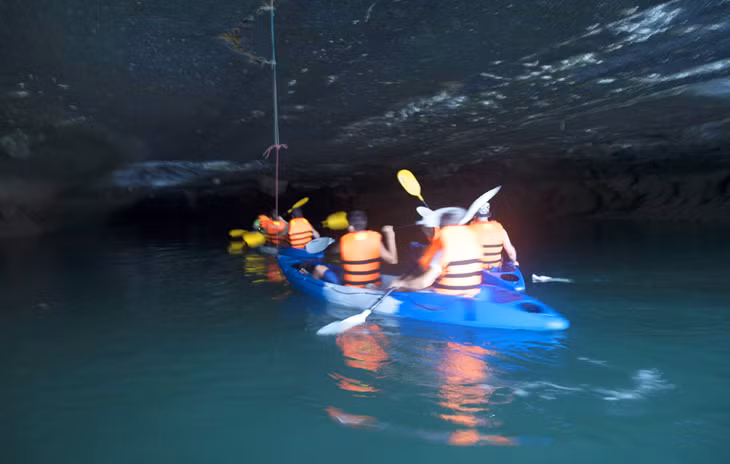 在下龙湾上探索波呤洞壁和其他封闭海湾令游客惊讶兴奋。