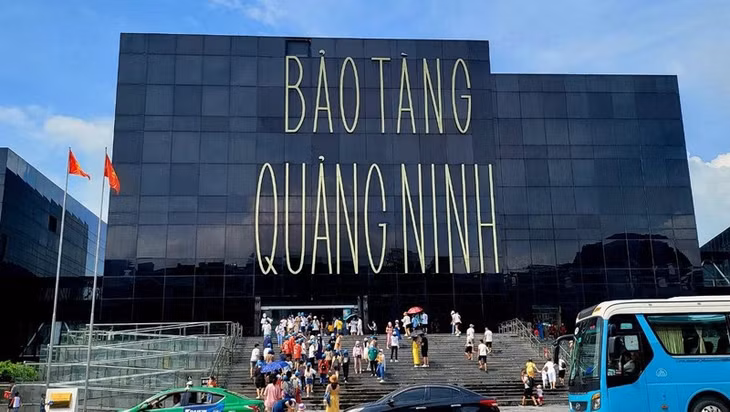 广宁博物馆吸引众多游客前来参观。