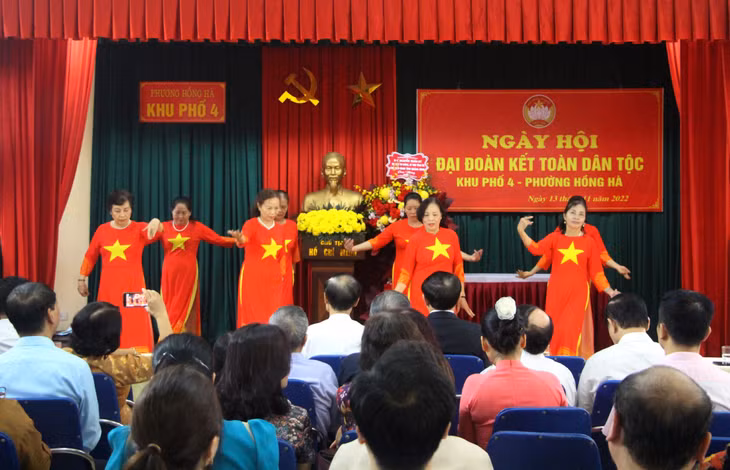 在下龙市红河坊举行的民族大团结日活动。