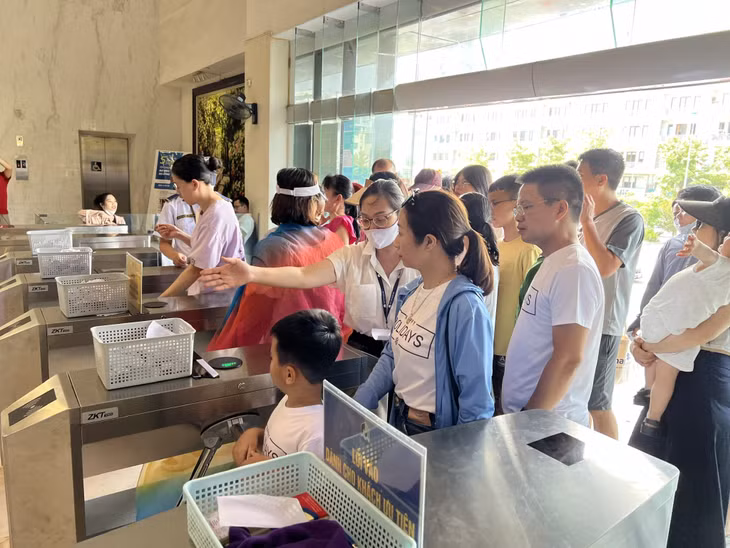 游客排队参观广宁博物馆。