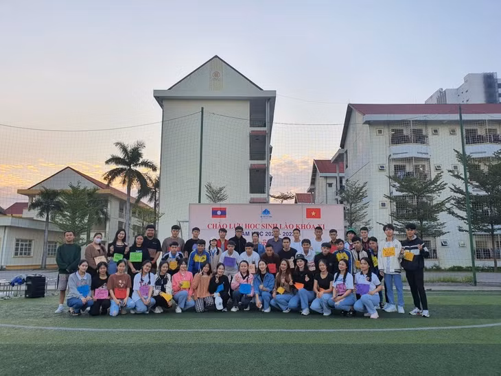 2022-2023学年下龙大学迎接第11次老挝留学生。