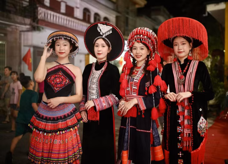 少女们在街头艺术节穿着民族传统服装。