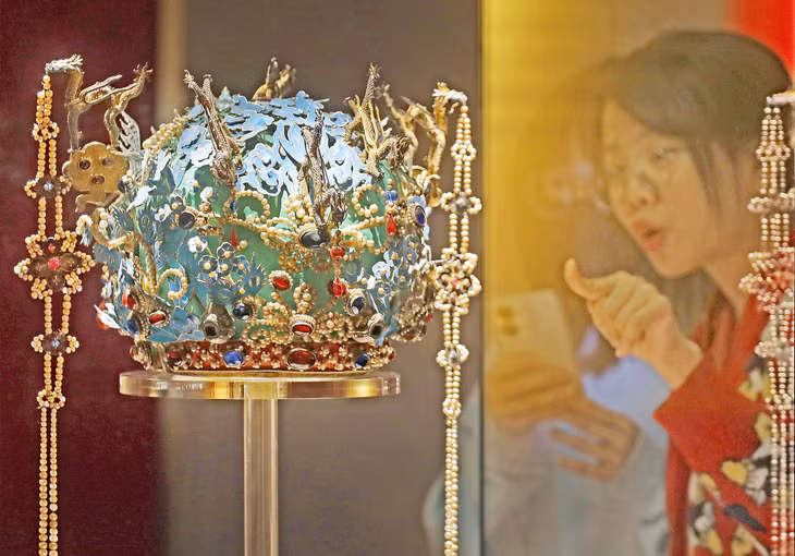 4月26日，在中国浙江省杭州市临平博物馆“明潢贵器——万历文物专题展”上展出的六龙三凤冠（图/IC photo） Ngày 26 tháng 4, vương miện Lục Long Tam Phụng được trưng bày tại "Triển lãm chuyên đề di vật văn hóa chục nghìn năm lịch sử – Đồ quý Minh Hoàng" tại Bảo tàng Lâm Bình, thành phố Hàng Châu, tỉnh Chiết Giang, Trung Quốc (Ảnh/ICN photo)