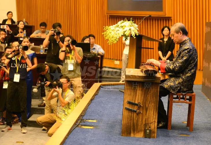 中国古琴演奏家李祥霆用唐代古琴“九霄环佩”弹奏（图/ CNSphoto）Nghệ sĩ đàn cổ Trung Quốc Lý Tường Đình biểu diễn khúc cổ cầm “Cửu Tiêu Hoàn Bội” với đàn cổ đời Đường.