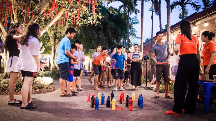 广宁欢迎门旅游区的抛圈游戏也带来热闹的气氛。
