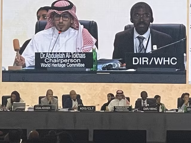 第45届世界遗产大会主席Abdulelah Al-Tokhais博士在第 45 届世界遗产大会上敲了槌子，批准下龙湾-吉婆群岛群体成为世界自然遗产。(图自文化与体育部文化遗产局)