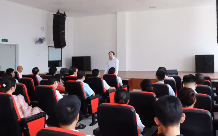 阮春冀与广宁省疾病预防控制中心的工作人员亲切交谈。