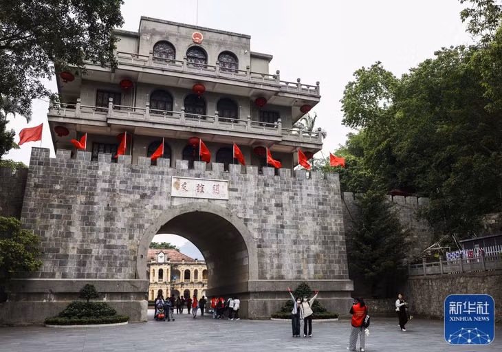 游客在广西凭祥友谊关合影留念。胡星宇 摄 Khách du lịch chụp ảnh lưu niệm tập thể tại Hữu Nghị Quan, Bằng Tường, Quảng Tây. Hồ Tinh Vũ chụp