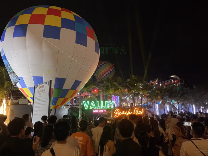 “下龙山谷EDM音乐节“在拜寨坊山谷海滩酒吧吸引、为游客营造热热闹闹的气氛。