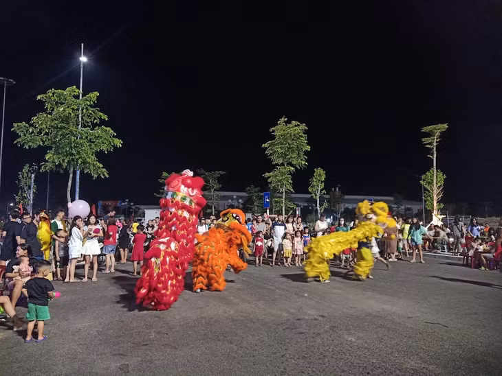 东潮市中心广场在九二国庆节举行多项文化文艺活动。