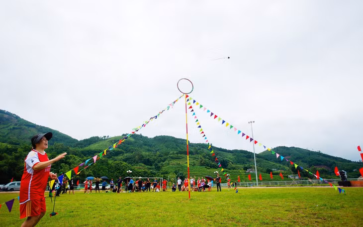 抛绣球（Ném Còn）比赛
