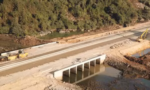 加快下龙—锦普沿海公路项目施工进度