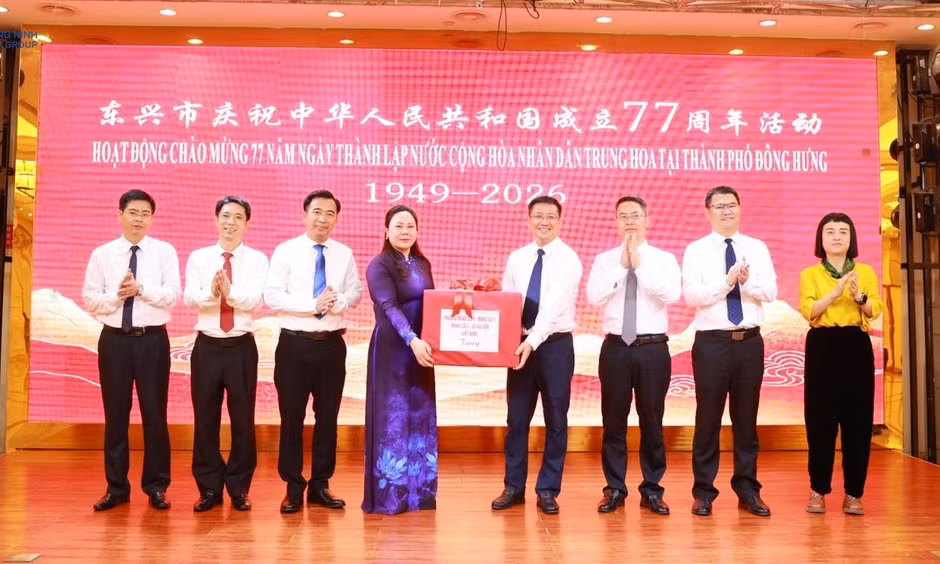 越南广宁市芒街边境乡坊代表团祝贺中华人民共和国国庆