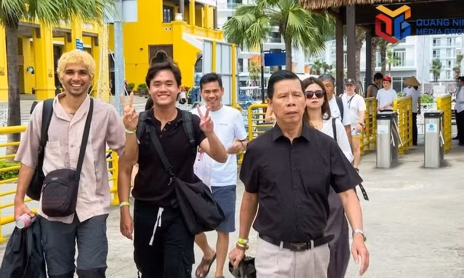游客在下龙国际客运港怀着喜悦的心情准备游览下龙湾。