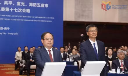 越南广宁省委书记管明强与中国广西壮族自治区党委书记陈刚于2026年2月11日共同按下启动按钮，正式启动芒街—东兴智慧口岸建设。