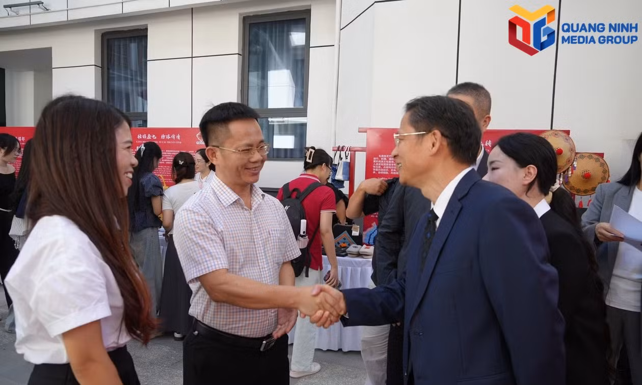 越南广宁报与广播电视出席越中建交与中国国庆系列庆祝活动