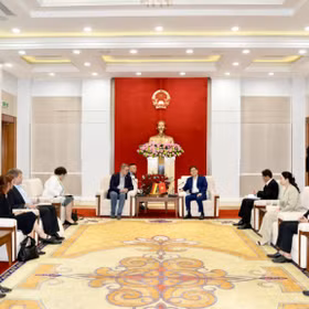 越南广宁省人民委员会主席会见德国联邦议会副议长博多·拉梅洛