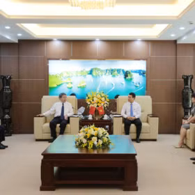越南广宁省省委常委、省人民议会副主席会见了中国西藏自治区人大代表团