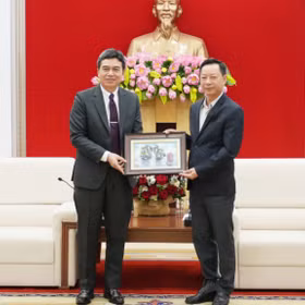 广宁省领导会见老挝工贸部代表团