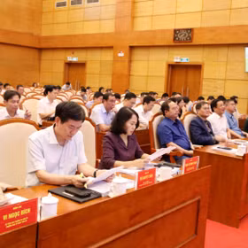 越共中央政治局召开会议 总结政治体系组织架构与三级政府模式运行一周年