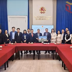 越南广宁省代表团在俄罗斯首都莫斯科与各合作伙伴举行会谈