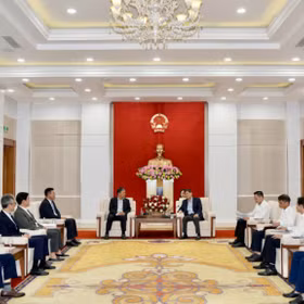  广宁省人民委员会主席裴文康会见越南韩国商会代表团